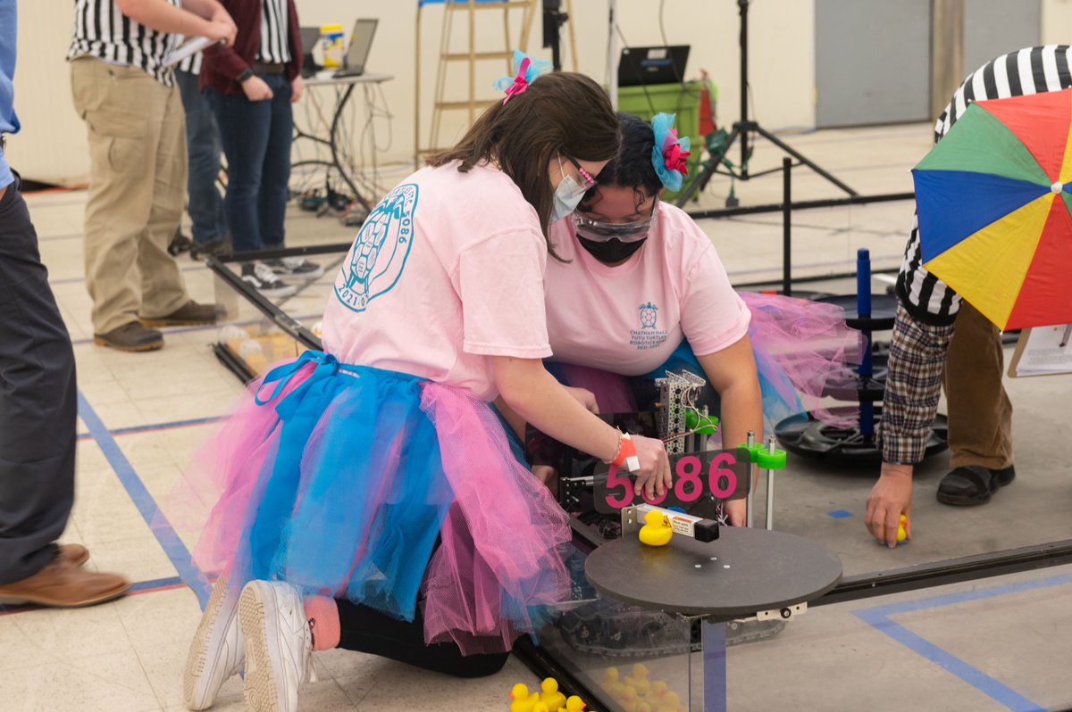 ChathamHall's tweet photo. Happy #InternationalDayOfWomenAndGirlsInScience! STEM classes and activities play a huge role on our campus. #womeninstem https://t.co/nSIZMgAz6M