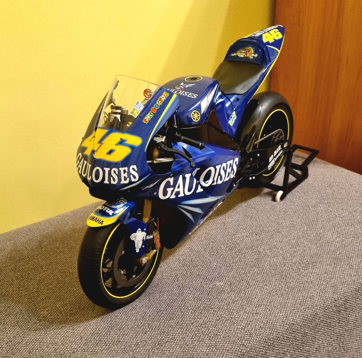 d_kulig's tweet photo. Do kolekcji VR46 wjechała dziś perełka - Yamaha M1 z 2004 roku 💛 Modelowe monstrum w skali 1:4, których wyprodukowano tylko 999 sztuk. Pół metra, 3 kilogramy, 10 punktów w skali Apgar. 

Obok kilka wybranych modeli dla skali. https://t.co/e7eE5FbxH0
