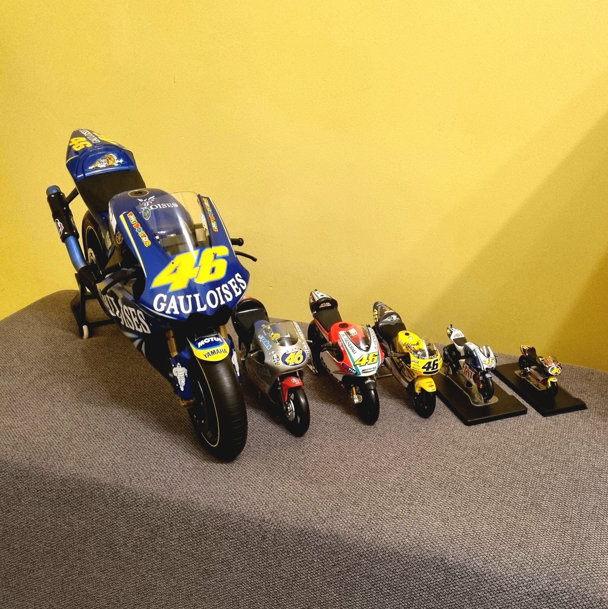 d_kulig's tweet photo. Do kolekcji VR46 wjechała dziś perełka - Yamaha M1 z 2004 roku 💛 Modelowe monstrum w skali 1:4, których wyprodukowano tylko 999 sztuk. Pół metra, 3 kilogramy, 10 punktów w skali Apgar. 

Obok kilka wybranych modeli dla skali. https://t.co/e7eE5FbxH0