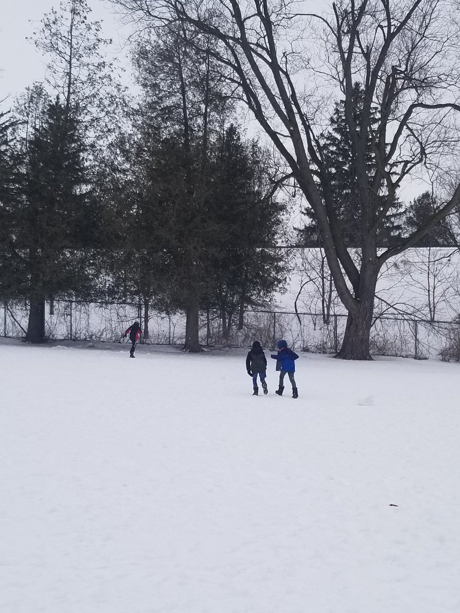 MsCowan_'s tweet photo. Nothing quite like a science scavenger hunt on a snowy (but warm) day! @ThamesfordPS #OutdoorLearning https://t.co/p7dzxCI0fy