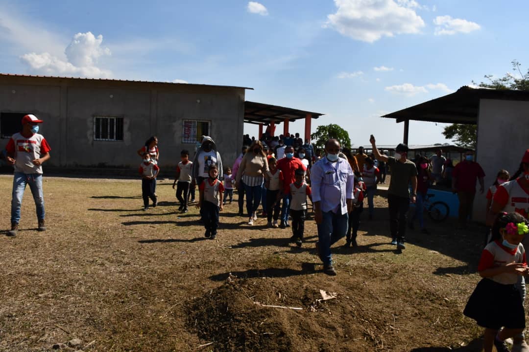 mineducacion_ve's tweet photo. La Min. @_LaAvanzadora junto al Alc. @AngelPradoSP sembraron árboles frutales en la EB Maestra Isabel González del Mcipio. Simón Planas del Edo. Lara. @NicolasMaduro https://t.co/58J79WCfk9