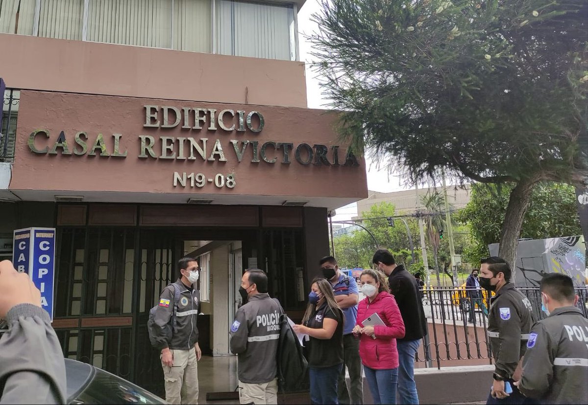 FiscaliaEcuador's tweet photo. #ATENCIÓN | Caso #InaPapers: #FiscalíaEc y @PoliciaEcuador ejecutan allanamientos en #Quito y #Guayaquil, operativo que forma parte de una investigación previa por un presunto delito de cohecho que se habría cometido entre 2010 y 2018. #FiscalíaContraElDelito https://t.co/DGDDAxSAzM