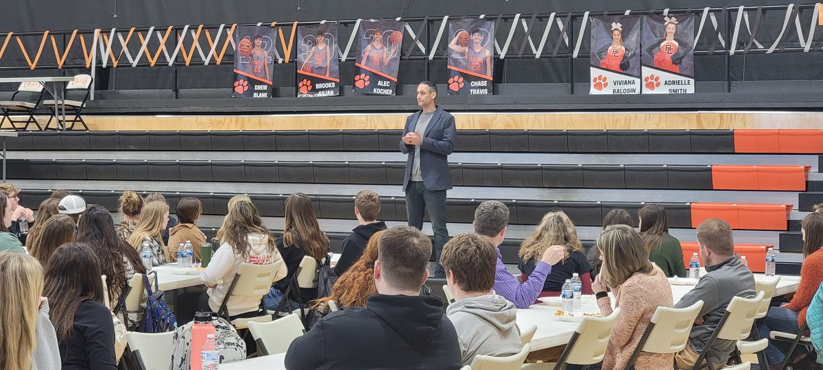 Awesome day at RCHS! @SteveJonesSPK talking to several groups of our student leaders today! #TwinThieves #LoveOverFear