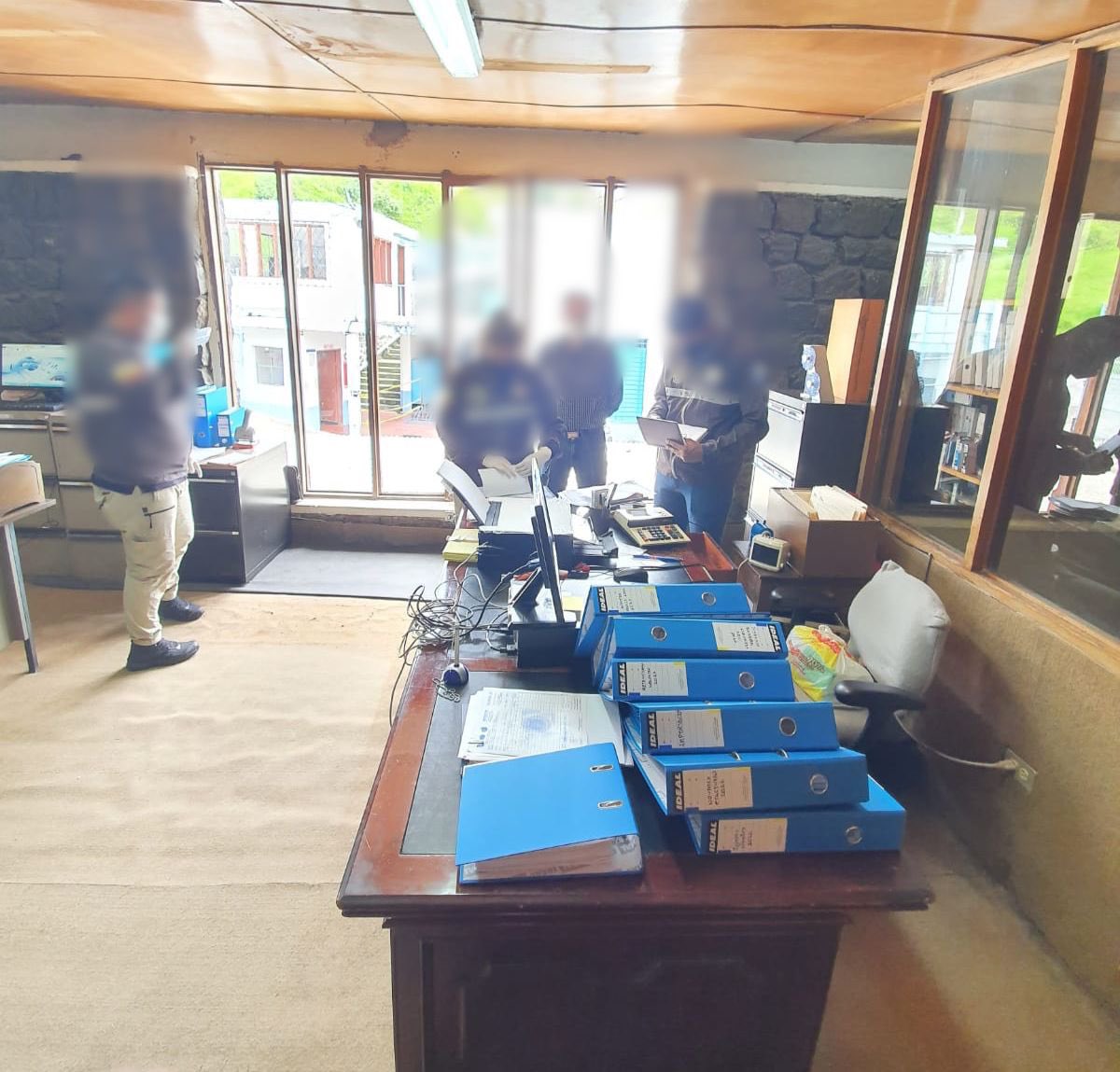 FiscaliaEcuador's tweet photo. En los allanamientos, desarrollados este mediodía en varias empresas, se incautaron documentos y equipos electrónicos que contendrían información contable, cuya existencia fue negada a #FiscalíaEc, y que serán analizados dentro de esta investigación. #FiscalíaContraElDelito https://t.co/h8QkXJy4cn