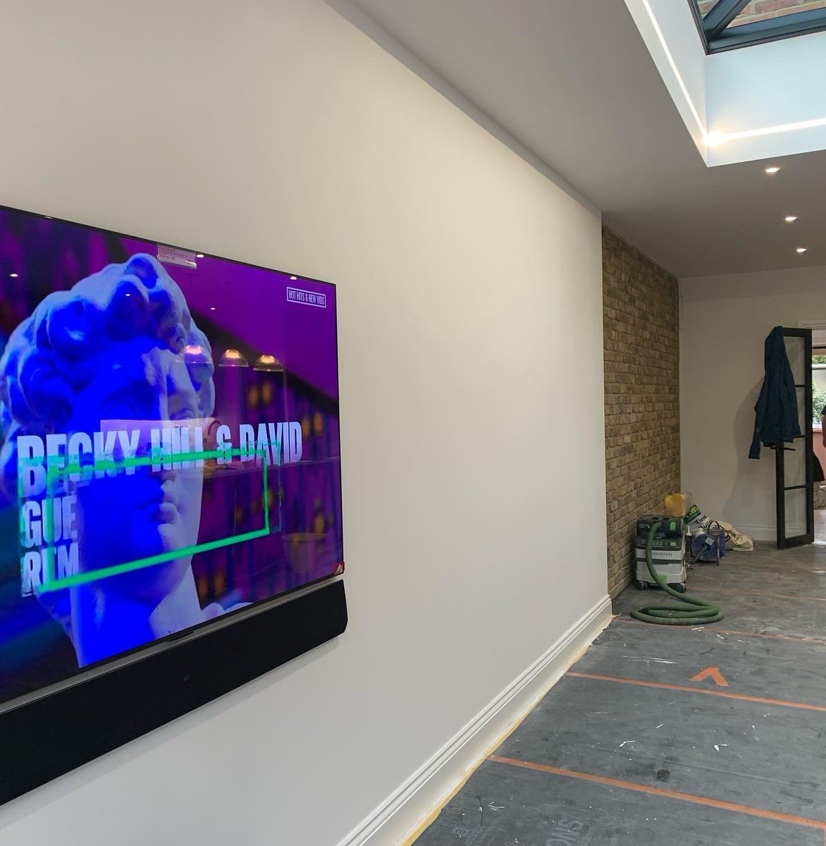 LecEtec's tweet photo. LG65G1 and sound bar install today 😎 #lgtv #lg65g1 #tvinstall https://t.co/of3GSVzTp7