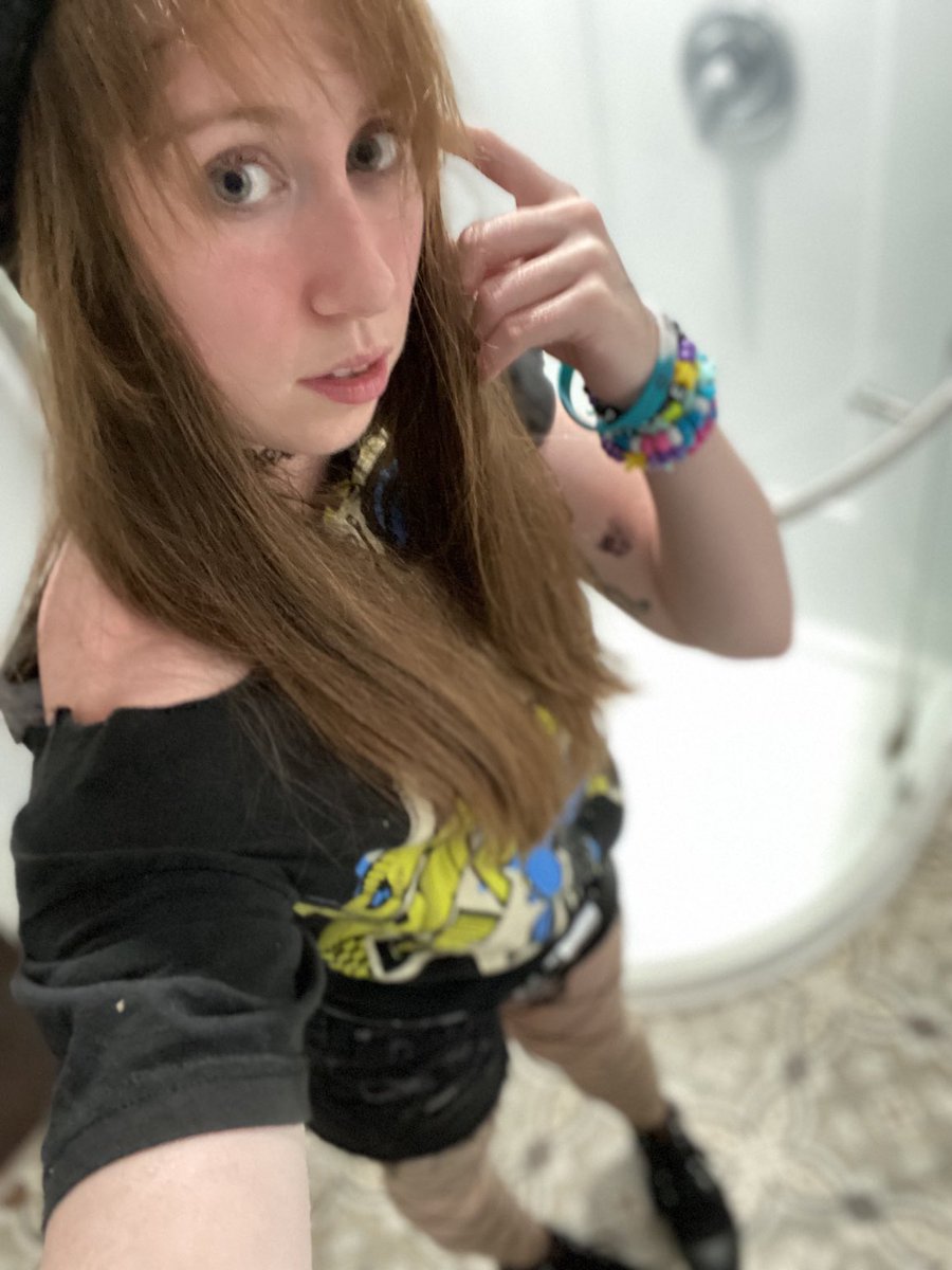 emoforestsprite's tweet photo. Machine gun Kelly is trying to popularize being hot and Emo but I already got you covered. https://t.co/8u5TOfgVbG