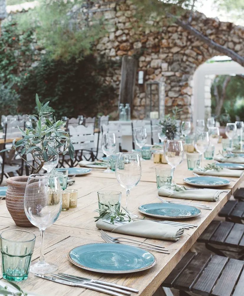 Friday Night Dinner, the Peligoni way.

Long tables and even longer evenings with loved ones. We can’t wait to be back at our barefoot beach club this summer. Have you booked your holiday yet?