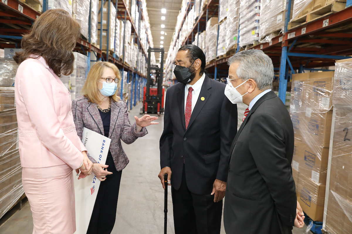HoustonFoodBank's tweet image. Never a stranger to the Food Bank or hunger relief initiatives, @RepAlGreen stopped by to say a few words about @BankofAmerica recent generous gift. His visit allowed us to thank him for cosponsoring child nutrition legislation that supports the success of children in school.