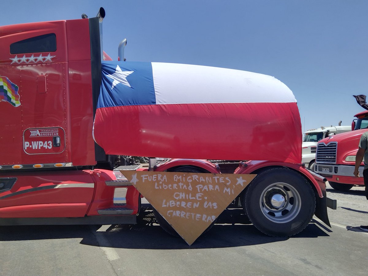 Cony_Flores_19's tweet photo. Vamos con todo en Calama 💪 #NoEsInmigracionEsINVASION #ParoNacional #camionerosChile https://t.co/YTmXFOBWy3