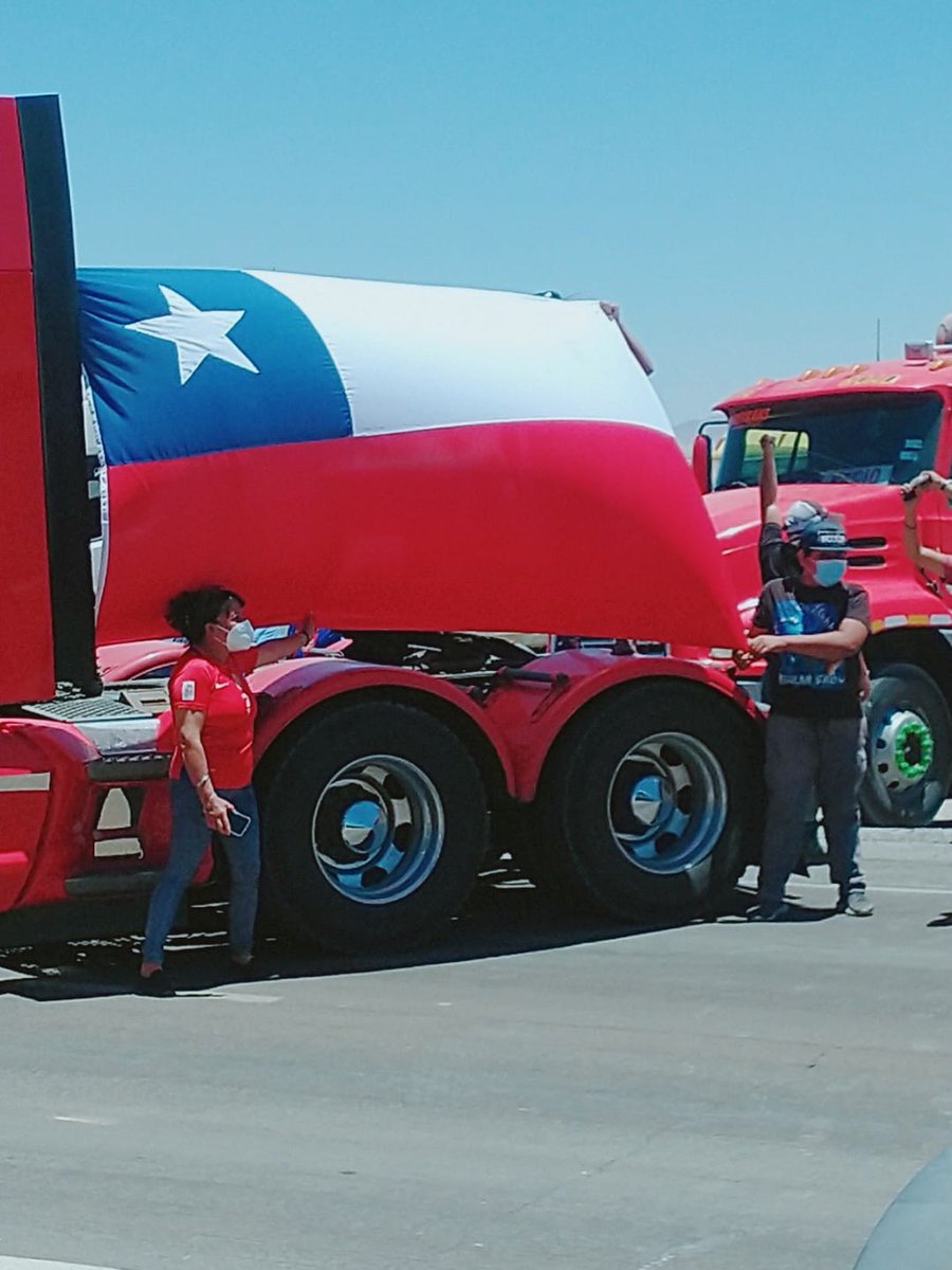 Cony_Flores_19's tweet photo. Vamos con todo en Calama 💪 #NoEsInmigracionEsINVASION #ParoNacional #camionerosChile https://t.co/YTmXFOBWy3