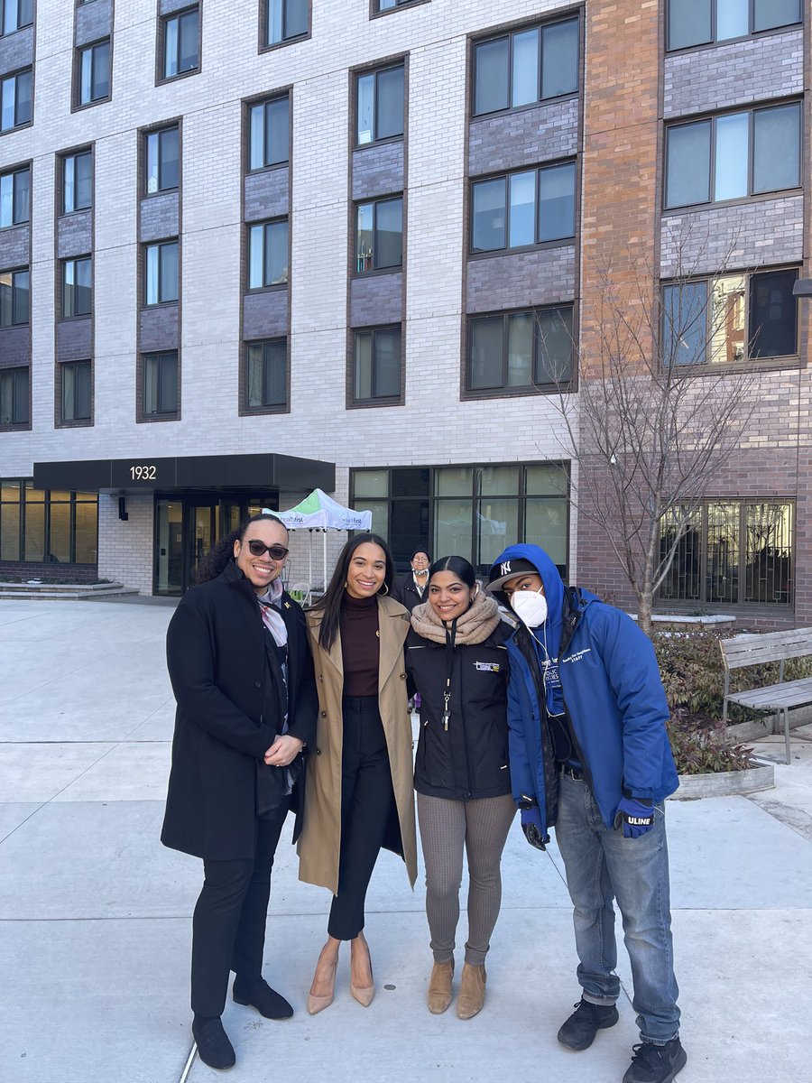 bronxbp's tweet photo. Deputy Borough President @jpegnyc_ joined Catholic Charities today at Second Farms for a pop-up pantry. Thank you @catholiccharitiesny for all you do. #Bronx #NYC https://t.co/tppUyhsB5N