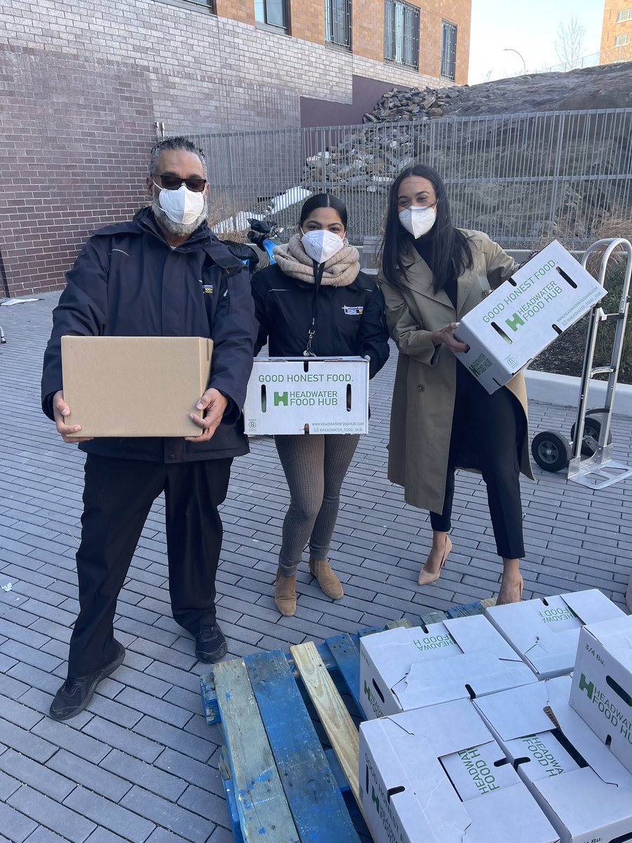bronxbp's tweet photo. Deputy Borough President @jpegnyc_ joined Catholic Charities today at Second Farms for a pop-up pantry. Thank you @catholiccharitiesny for all you do. #Bronx #NYC https://t.co/tppUyhsB5N