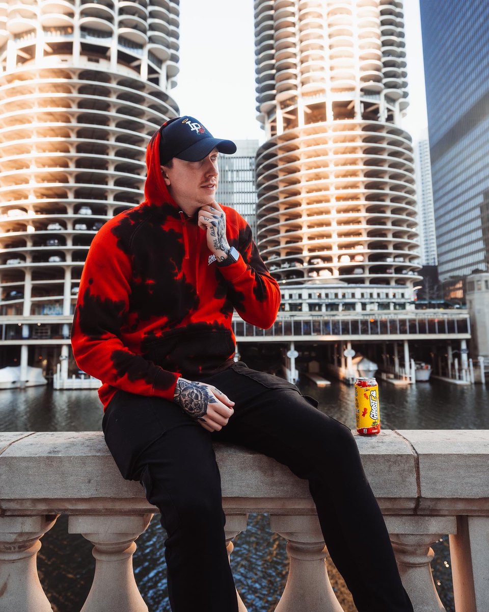 JHawkShoots's tweet photo. It’s OFFICIAL. Dream Job ☑️

Jan 1, I joined Ghost as an athlete but now I am OFFICIALLY joining the @GhostLifestyle team in Chicago as a Content Manager 💪🏼👻

I hope y’all are ready, LFG 😉🚀 https://t.co/oWJgDg0Km1