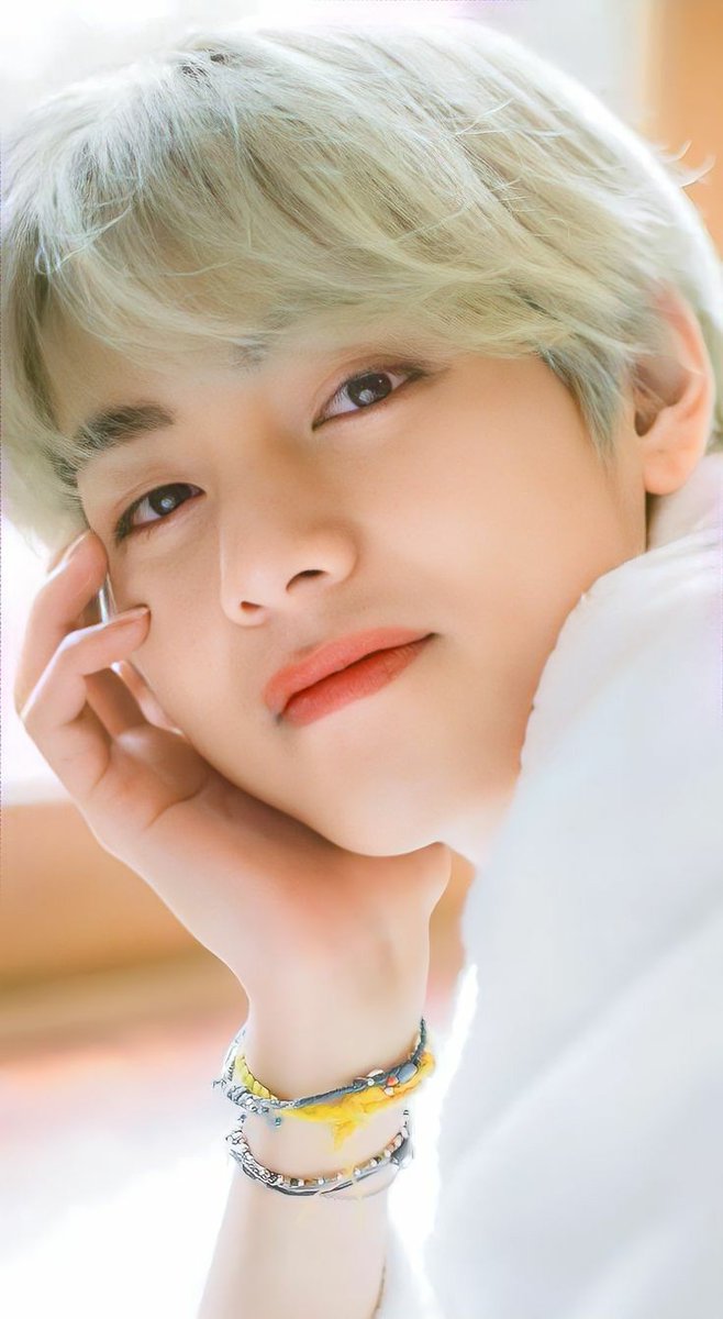 Keşke seni bütün ama bütün kötülüklerden koruyabilsem. Herkesten saklayabilsem umarım şu an iyisindir bebeğim

WE LOVE YOU TAEHYUNG
#WeLoveYouTaehyung