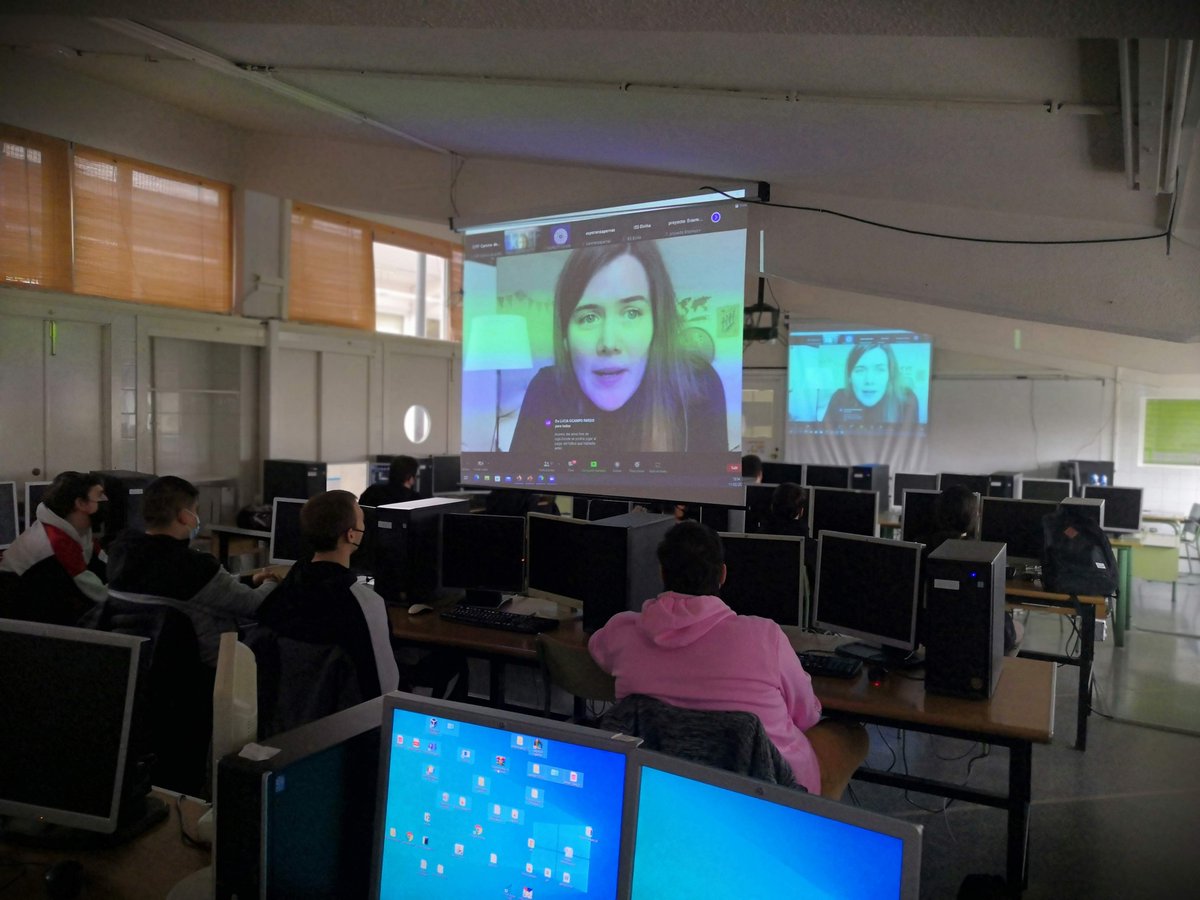 cifppalencia's tweet photo. Y escuchando a otras mujeres lo que aportan a la ciencia y la tecnología. Gracias a esta jornada y a @muncyt hemos conocido a dos ingenieras informáticas: Sabela Ramos nos ha mostrado su trabajo con Machine Learning e IA, y Gema Vázquez nos ha acercado al Big Data.
#efectoSTEM https://t.co/9sb1H8h6VK