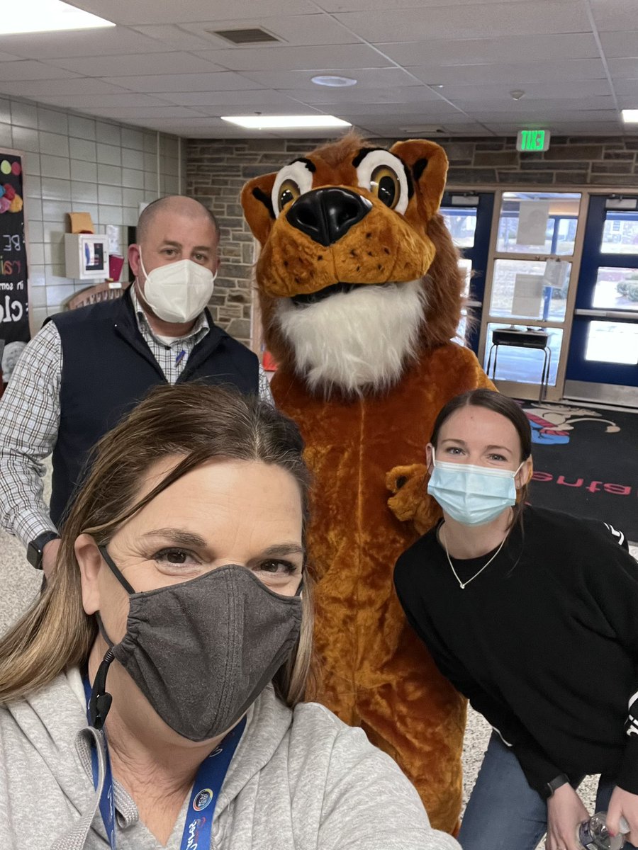 FES_COUNSELOR's tweet photo. Franklin the Lion paid a visit last Friday. Today we finish up National School Counseling Week with our amazing new intern, Miss Martin! 🥰 @FranklinELsch @BCPScounseling @BaltCoPS #bettertogether https://t.co/SZWsfTXFn5