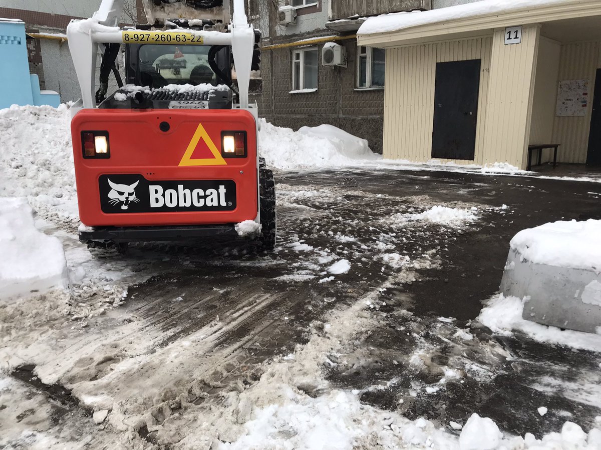 Прошёл по тротуару ул. Владимирской. Мягко говоря, понял, что не зря сегодня работали. Во дворах чище.
Но на душе опять пропадает облегчение, когда понимаю что завтра нужно доделать то что не успели сегодня и опять лопаты, трактора и как в той песне:
И ВНОВЬ ПРОДОЛЖАЕТСЯ БОЙ ….