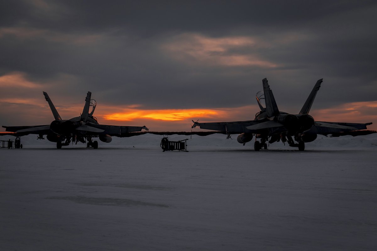 OperationsArc's tweet photo. La flotte de #CF18 Hornets de @ARC_RCAF ne dort jamais. Elle est toujours en alerte pour défendre le Canada avec le #NORAD ! Ici, à la #4eEscadre, deux CF-18 font face au lever du soleil d’une magnifique journée de vol. #ARC #NousMontonsLaGarde #VendrediChasseur @NORADCommand https://t.co/dodPdU4NrK