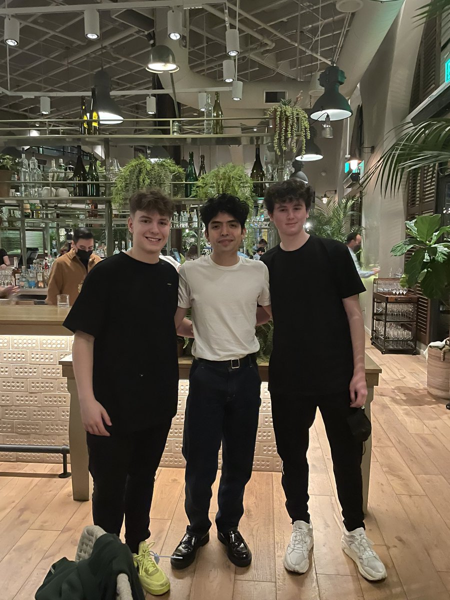 Lynkii_'s tweet photo. Pgod tomandose fotos con 2 fans https://t.co/YWJVUTKoku