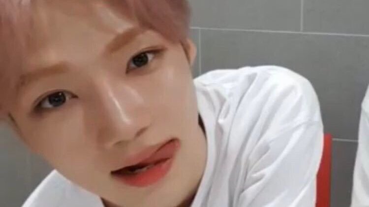 chanhee tongue peek 😋