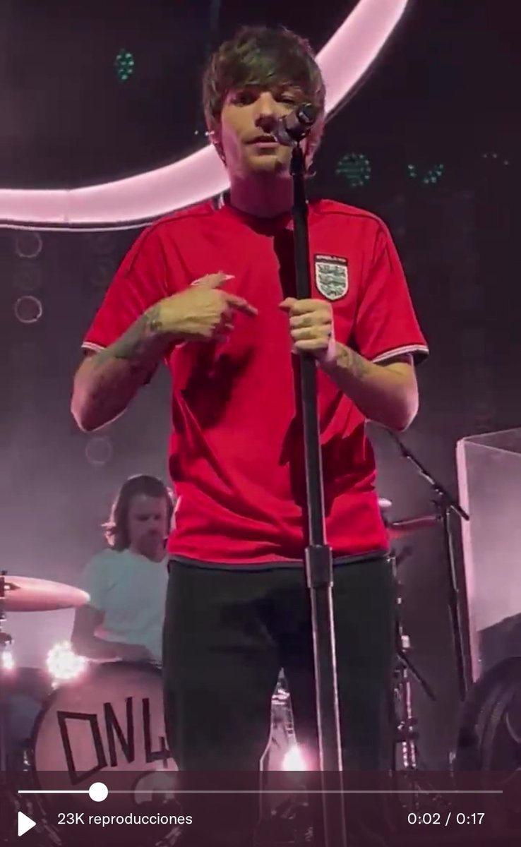 stylesvie's tweet photo. EXIJO UNA EXPLICACIÓN TOMLINSON, LA FAN LLEVÓ ESAS FOTOS Y ÉL REACCIONÓ ASI😭 abajo les dejo el vídeo https://t.co/1kdsqZNZYn