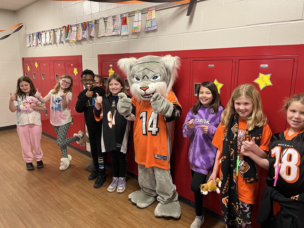 Even the Alleycat visited today during our Valentine’s Dey parties! #whodey ⁦<a href="/DeerParkSchools/">Deer Park Schools</a>⁩ ⁦<a href="/DeerParkAmity/">Deer Park Amity</a>⁩ ⁦<a href="/DeerParkSuper/">Jim Stoll</a>⁩