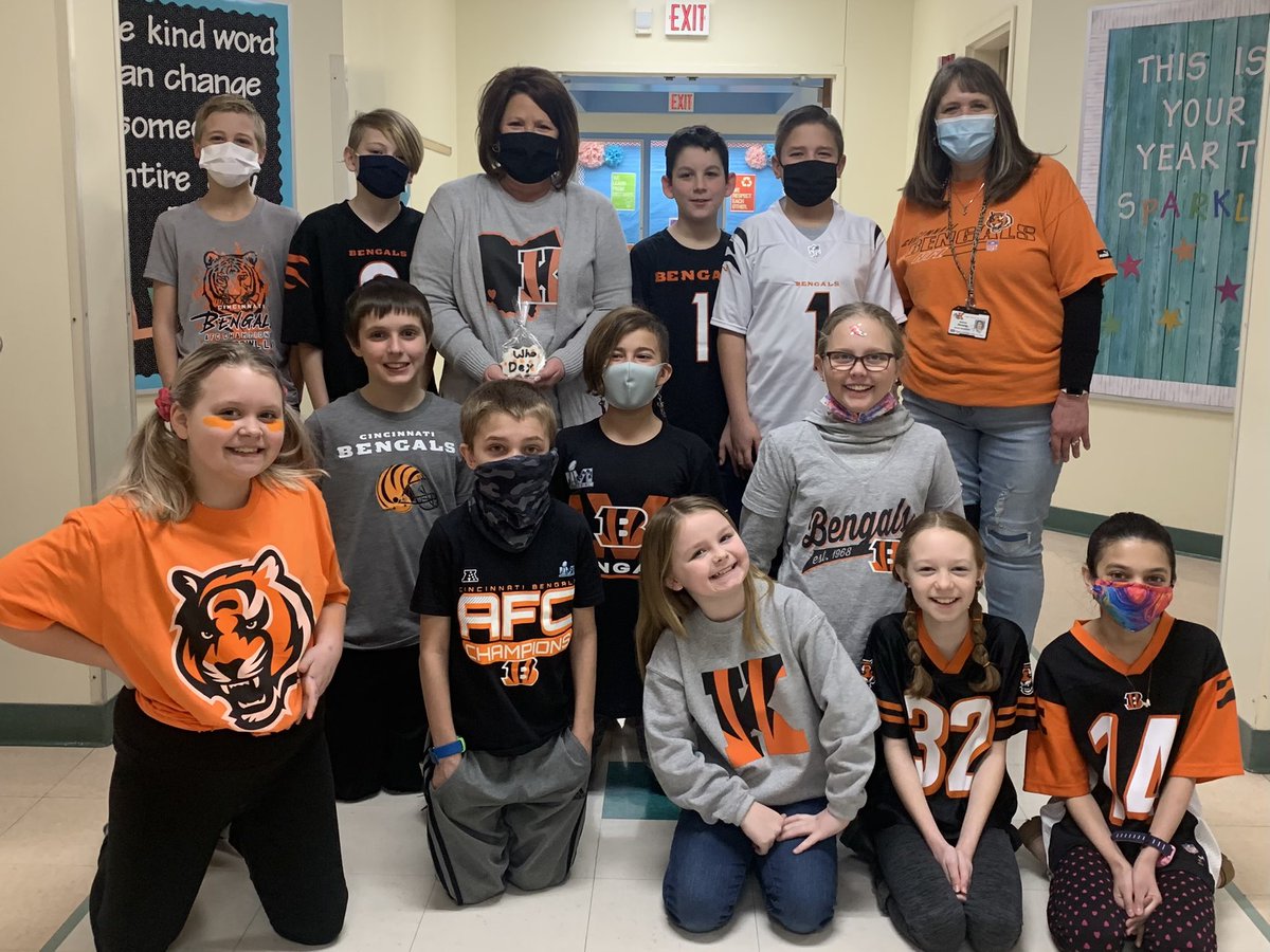 lastephens99's tweet photo. DEY Understood the Assignment! Our team is ready for a win! #CISTeamTenacity @CISKnights #kingsstrong @Bengals https://t.co/l7jsOMqbSD