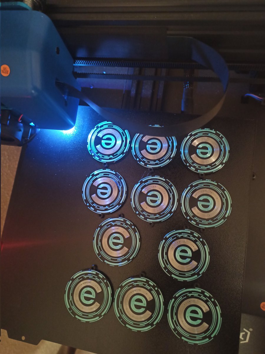 JmakerStore's tweet image. 24 horas de impresión y ya tenemos la primera tanda de los llaveros de @CarbonoEsports !!