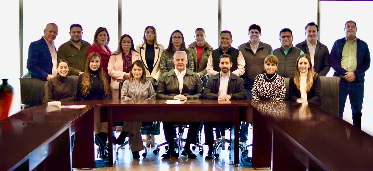 Sostuve una productiva reunión de trabajo con regidoras y regidores de nuestro municipio, con quienes seguimos la ruta del trabajo coordinado para beneficio de la ciudadanía. ¡Excelente viernes!