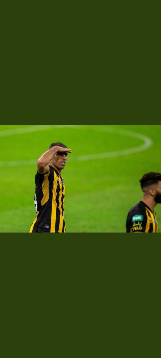 أني لأفتحُ عيني حين أفتحها 
على كثير ولكن لا أرى أحد !