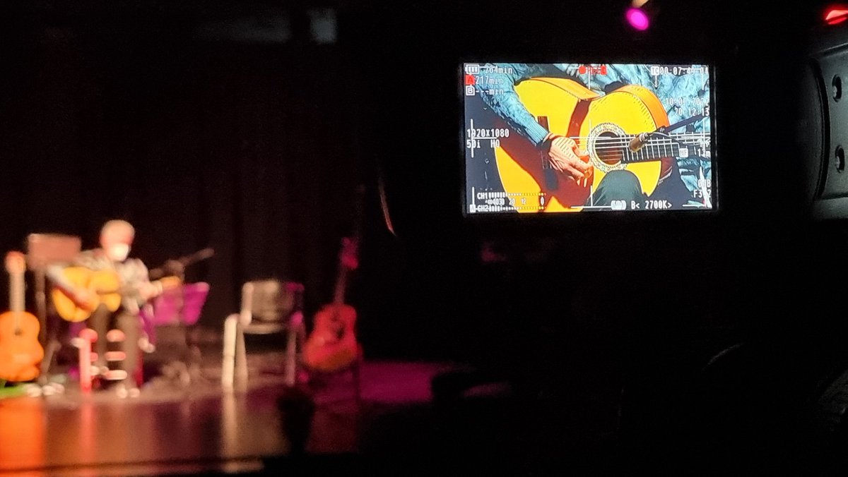 Acompañando a Alex del Río, miembro de la Casa que hoy presenta su libro de poemas