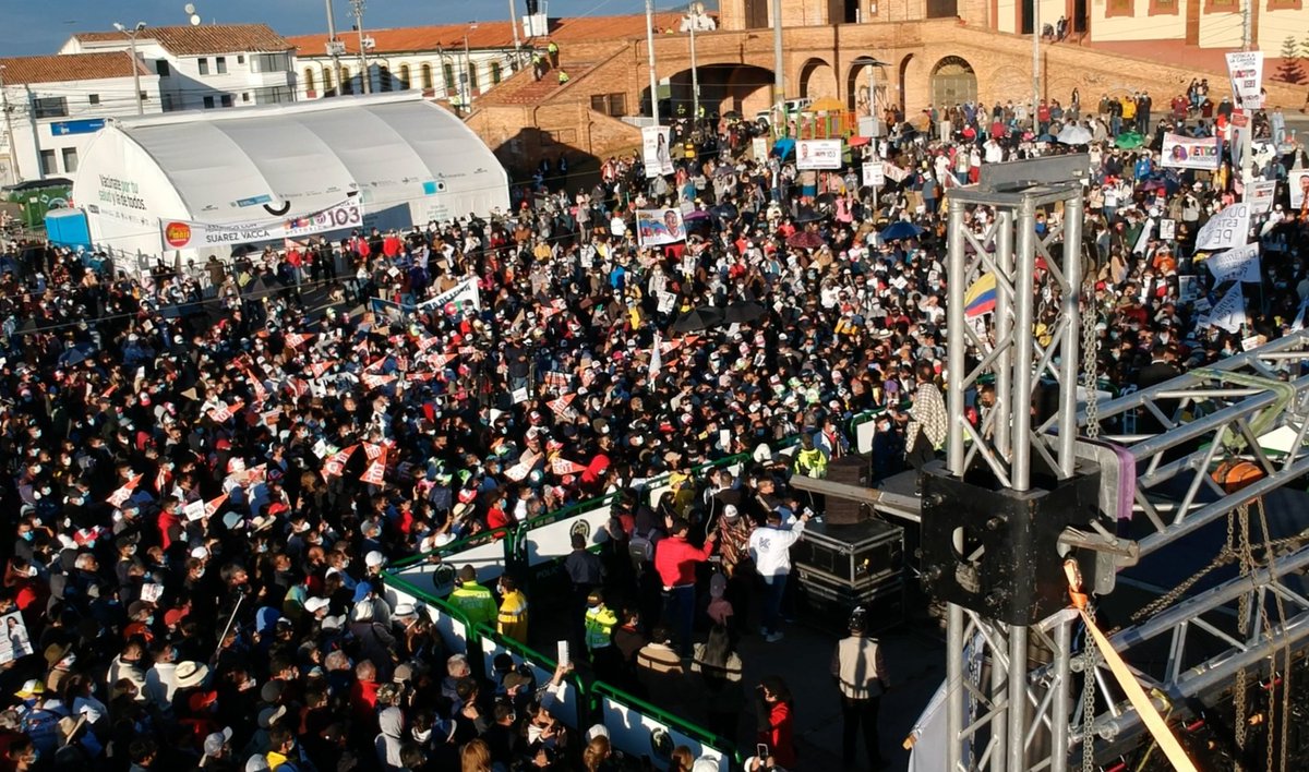 ColSigloXXl's tweet photo. @AlejandroChar Papi Char
Vaya viendo lo que es una multitudinaria manifestación de gente a favor de una propuesta honesta y real.
#PetroPresidente2022 https://t.co/OgvpnO4TCx