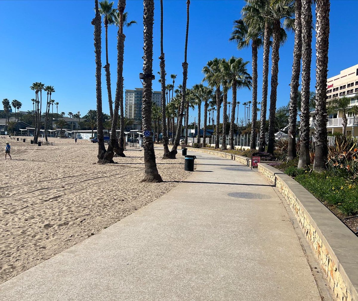 hansvestberg's tweet photo. Early run in Los Angeles, preparing for an Ultra weekend at the @superbowl2022 Our engineers has done an amazing job with our 5G Ultra - super speeds where ever I go in LA !!!! #runwithhans https://t.co/BouHubPku0