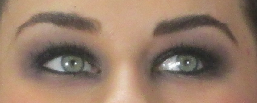 Smeraldi di giovinezza
che alla vita guardano
come se non dovesse mai finire.
Occhi grondanti stupore, attese, pudore.