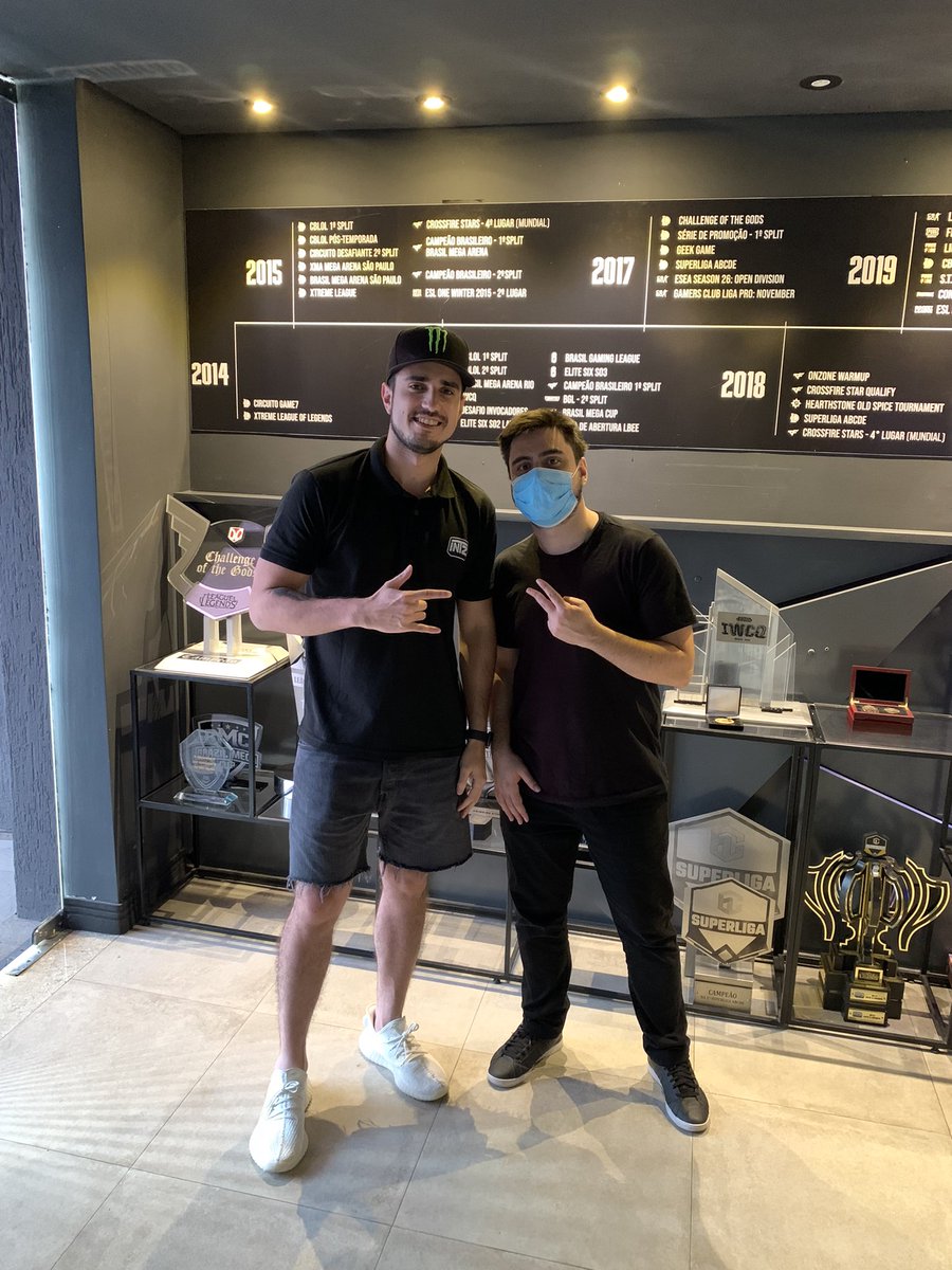 Um fã pediu pra tirar foto mas estava sem celular.