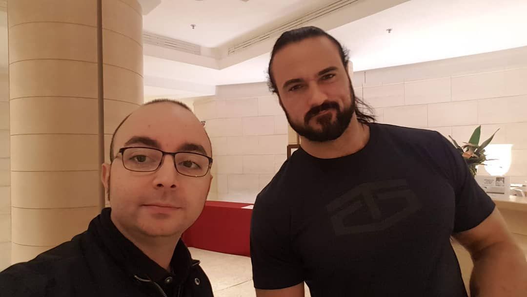 DutillieuxJenny's tweet photo. Day 3 : Selfie 😃  with a fan 🤩💜. Drew is not a person to take 10 thousand selfies a day, I took my favorite🔥🔥🔥
@DMcIntyreWWE 
#Selfie 
#withafan
#smile
#happy
#fanforever
#chosenone
#simplythebest
#smackdown https://t.co/v06BQPj8a7