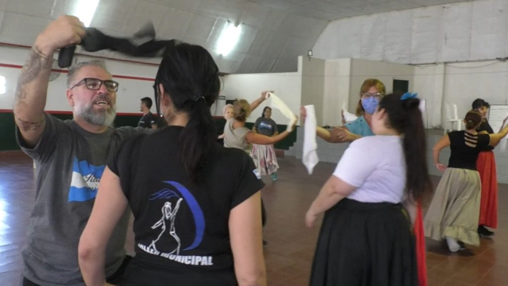 La Academia “Herencia de mi viejo” dirigida por Sabrina Peralta organizó con éxito el Seminario sobre Zamba con la participación especial de los campeones nacionales Lorena Roldán y Pablo Mentil. El evento se realizó en el salón del club El Trébol, compa

duotv.com.ar/seminario-de-z…