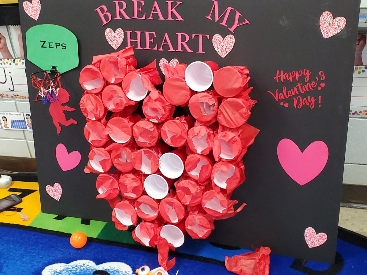milliken1997's tweet photo. Valentine's Day was in the air today for the @ShenandoahK8 kiddos. These students and families are so creative.
#loveit #valentinemagic
#candyandtoys #pizza #creative
@NobleLocal_SD @PrincipalCMill https://t.co/Cgjk9DMpIa