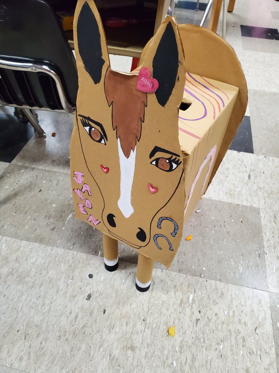 milliken1997's tweet photo. Valentine's Day was in the air today for the @ShenandoahK8 kiddos. These students and families are so creative.
#loveit #valentinemagic
#candyandtoys #pizza #creative
@NobleLocal_SD @PrincipalCMill https://t.co/Cgjk9DMpIa