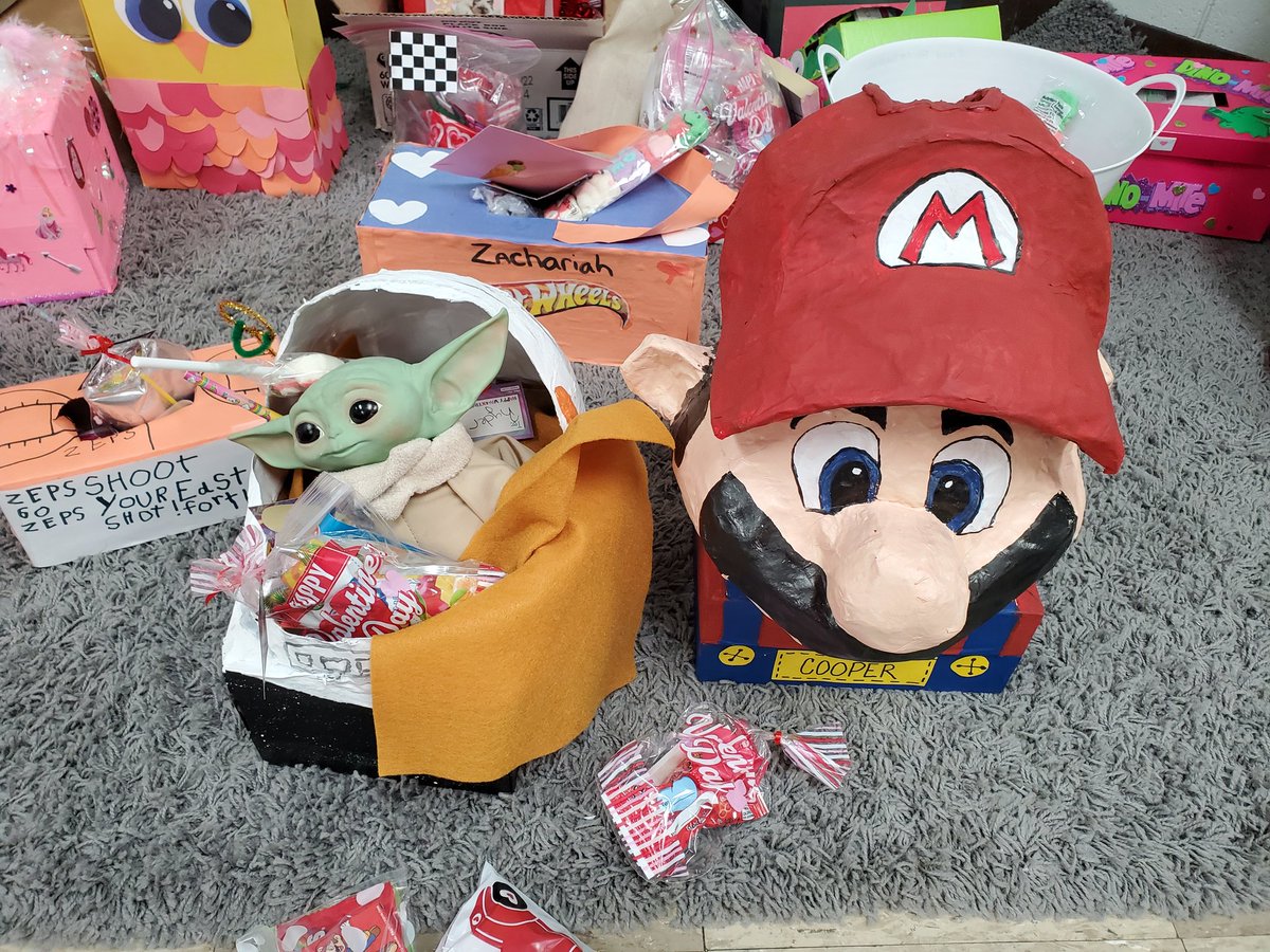 milliken1997's tweet photo. Valentine's Day was in the air today for the @ShenandoahK8 kiddos. These students and families are so creative.
#loveit #valentinemagic
#candyandtoys #pizza #creative
@NobleLocal_SD @PrincipalCMill https://t.co/Cgjk9DMpIa