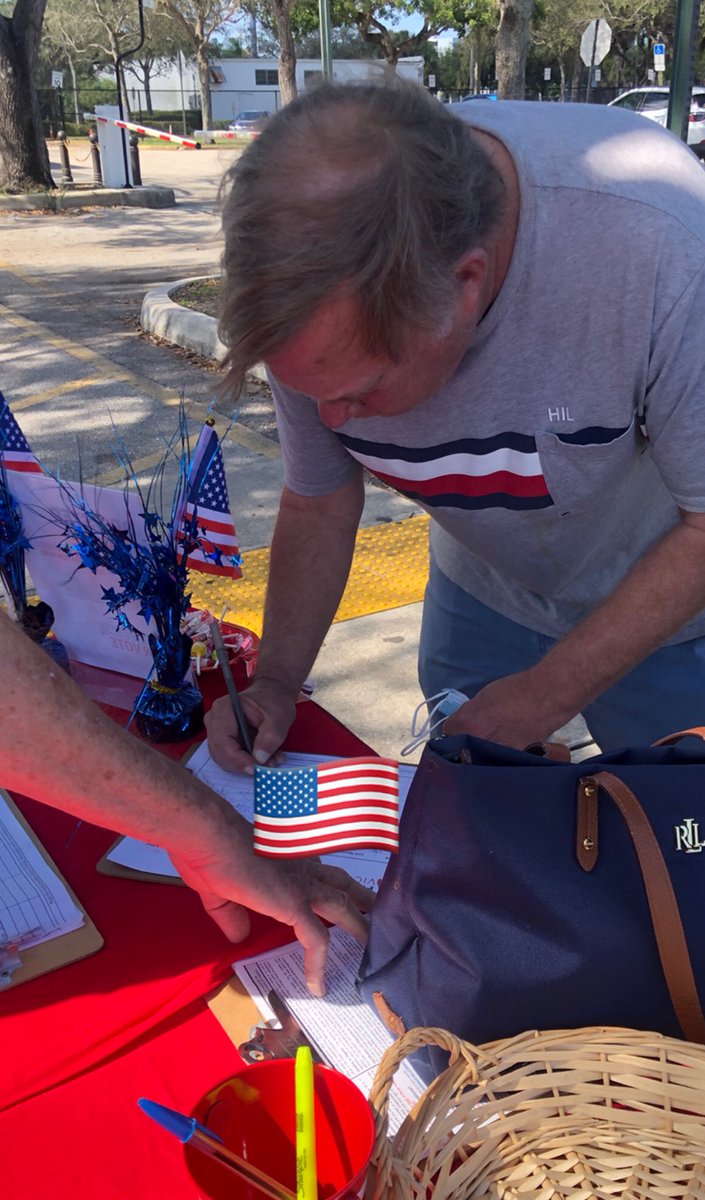 Alexa_Amor_'s tweet photo. Another successful day getting voter registrations and petition signatures here in PBC! Thank you to our volunteers for their amazing work 🙌🏻❤️🇺🇸 #LeadRight #FloridaVictory #TeamFlorida #KeepFloridaFree https://t.co/DGKLj6xQLq