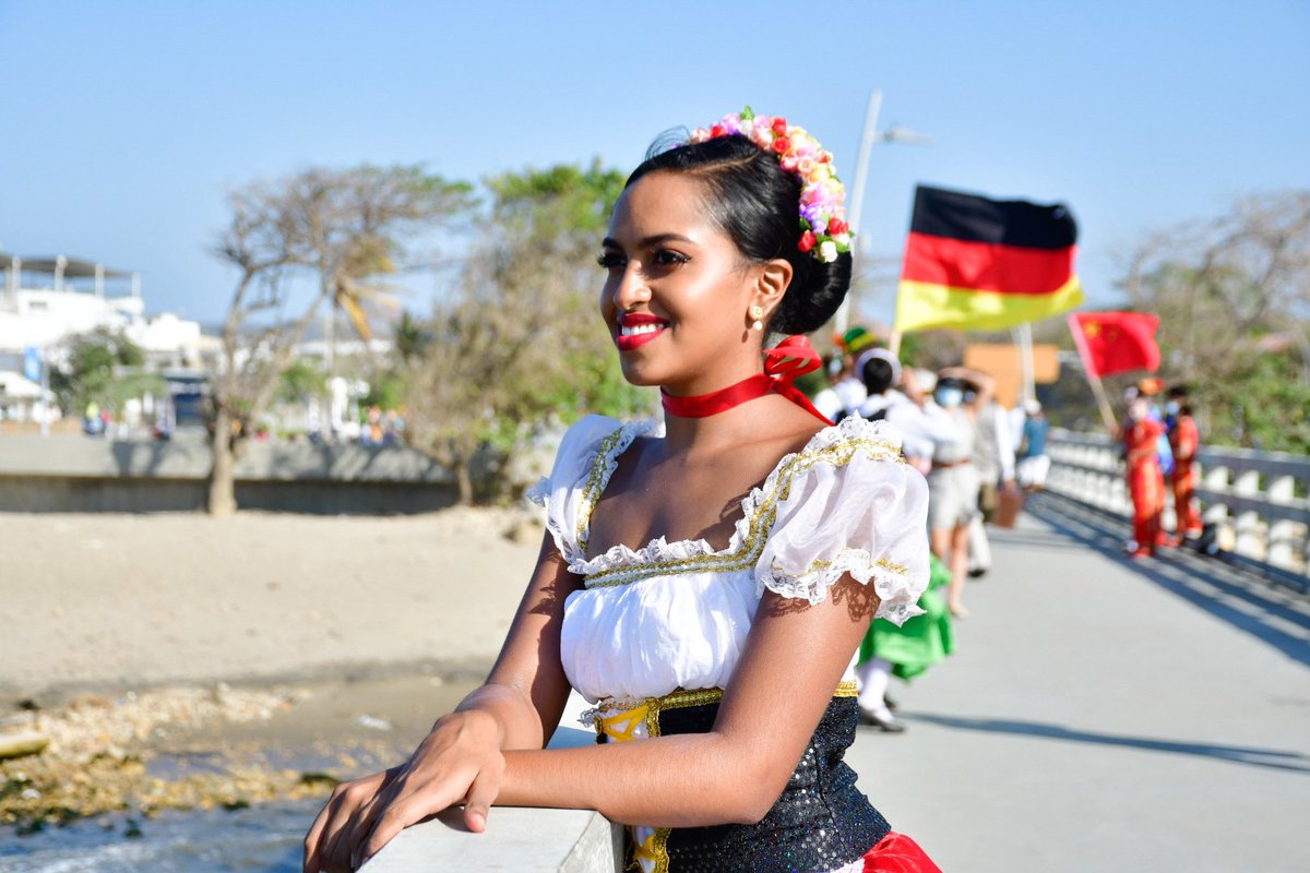 Diana_AcostaM's tweet photo. ¡Un viaje al pasado en homenaje a los inmigrantes! 😍 Acompañamos a la gobernadora @elsanoguerabaq a rendir un homenaje en el #NuevoMuelle a las personas que entraron a Colombia 🇱🇧🇩🇪🇨🇳🇨🇺 por el histórico muelle, conociendo más sobre sus culturas y tradiciones 💃🏻👏🏼. https://t.co/Xc5xu8fdia