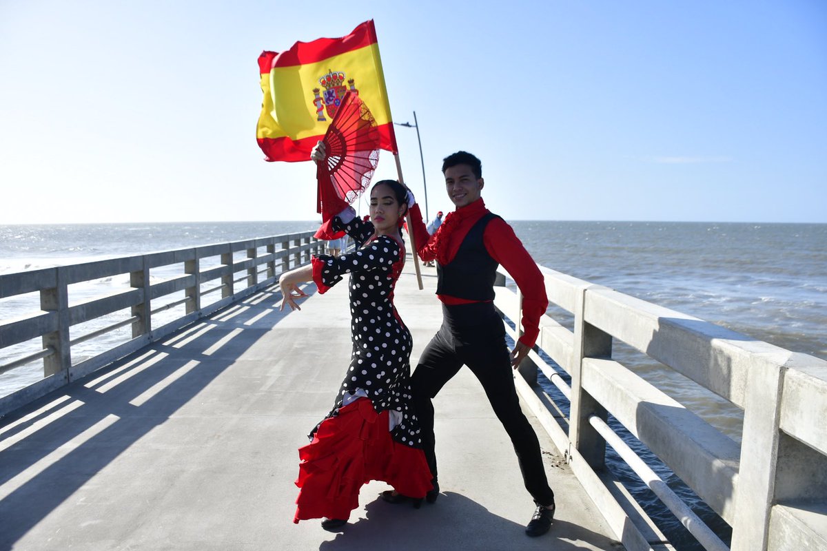 Diana_AcostaM's tweet photo. ¡Un viaje al pasado en homenaje a los inmigrantes! 😍 Acompañamos a la gobernadora @elsanoguerabaq a rendir un homenaje en el #NuevoMuelle a las personas que entraron a Colombia 🇱🇧🇩🇪🇨🇳🇨🇺 por el histórico muelle, conociendo más sobre sus culturas y tradiciones 💃🏻👏🏼. https://t.co/Xc5xu8fdia