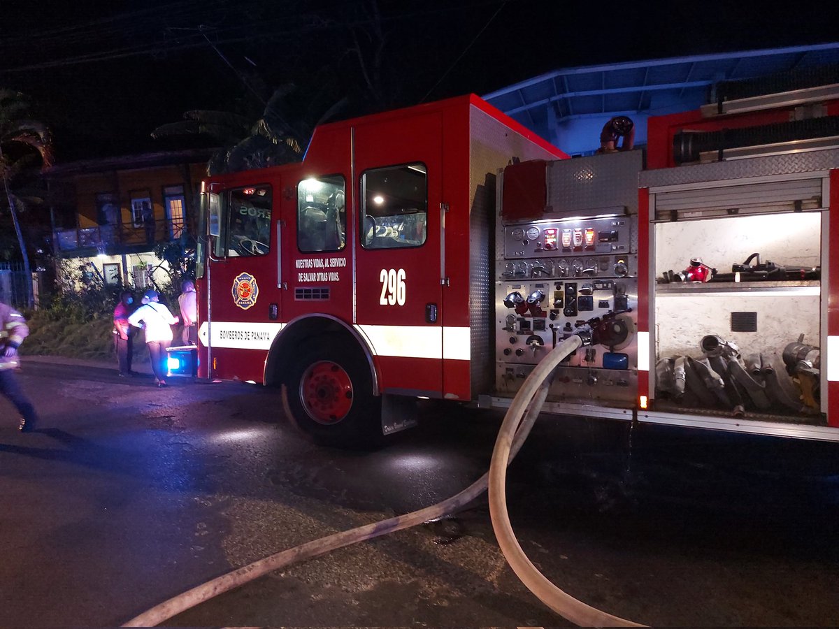 BCBRP's tweet photo. #AEstaHora | Atendemos incendio en edificio ubicado en Calle 15, Pueblo Nuevo. Estaciones de Carrasquilla, San Miguelito y Calidonia atienden. https://t.co/OipmUqk9b6