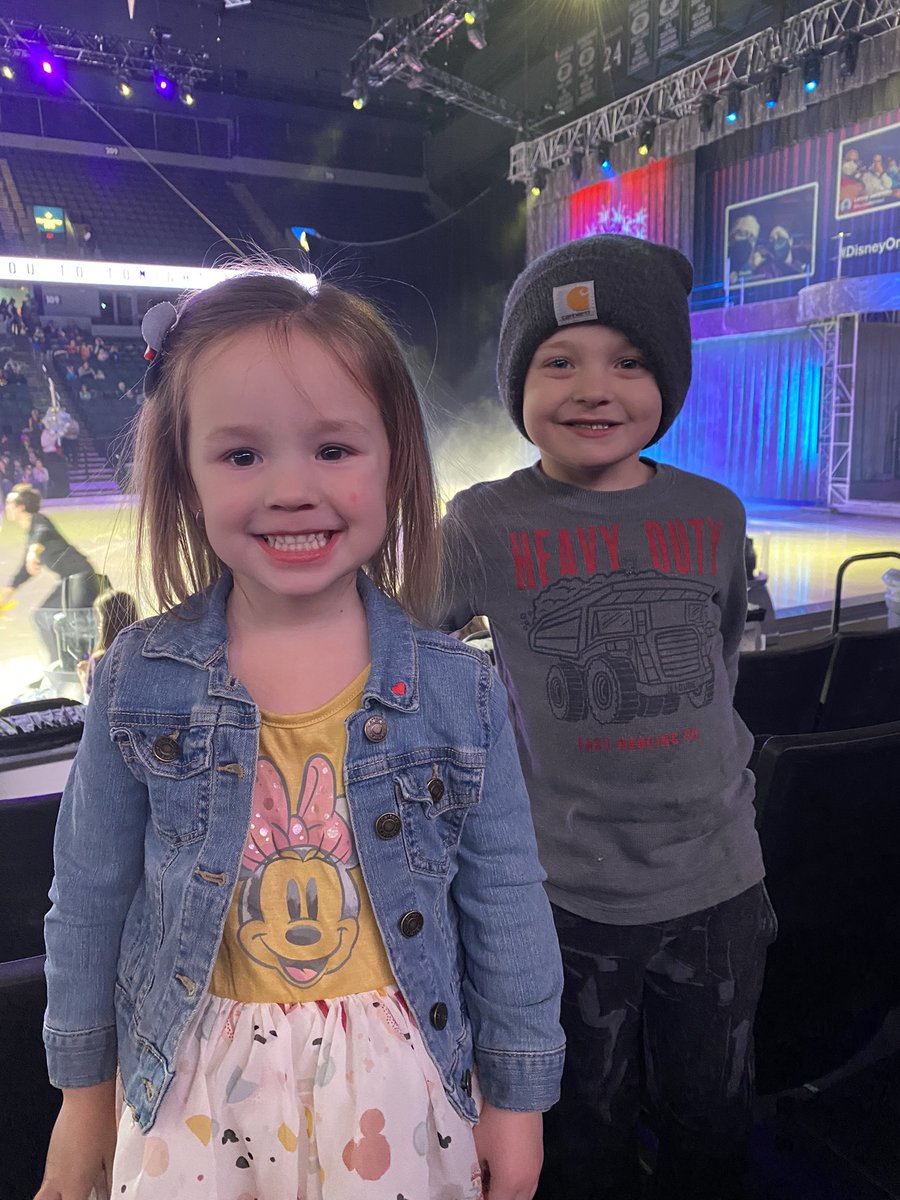 forehails98's tweet photo. #DisneyOnIce https://t.co/SyZ5L5oX3u