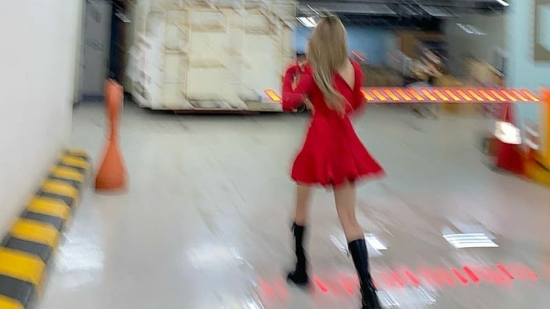 liIasvault's tweet photo. Que tiemble Usain Bolt porque ni ese mono pudo con la velocidad a la que corrí apenas me levanté de mi siesta y vi que le iba llegando tarde a mover cola al #ℂRESCENDO𝔻B. Meta trote les aseguro que nada me impedirá to #𝕊ℍ𝕀ℕ𝔼wℂRESCENDO today! Just wait &amp; see (＾3＾)♪ https://t.co/DZtvIrrOim