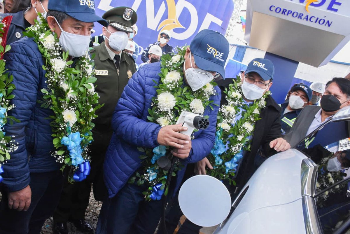 KawsachunNews's tweet photo. Bolivia's President Luis Arce has inaugurated a new charging station for electric cars in the city of Oruro. The electricity is free, provided by the state-owned electric company. https://t.co/PBx6zSFwFm