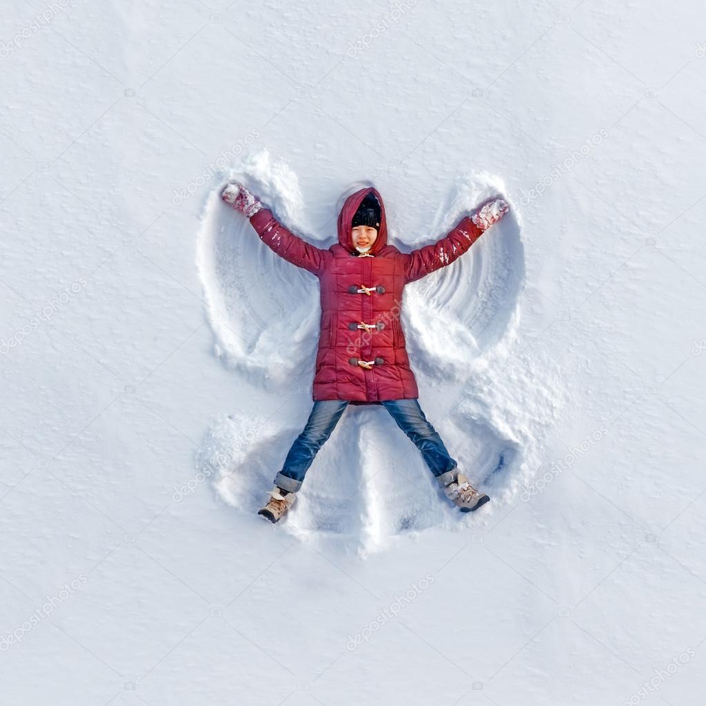 chuchoacade's tweet photo. Persona random haciendo angelito en la nieve / Verónica Lozano haciendo angelito en la nieve https://t.co/xWgCoCsPIv