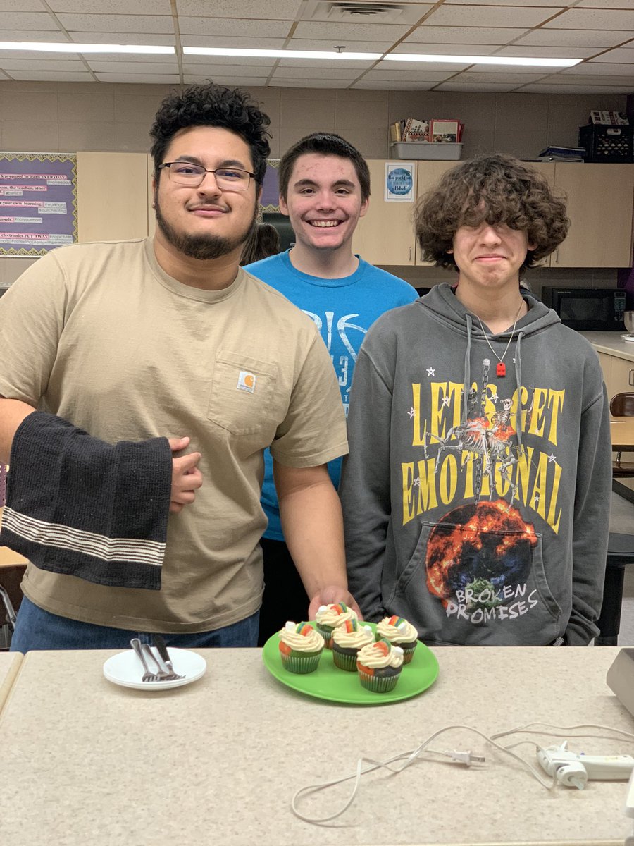 KDaneFACS's tweet photo. Cupcake wars on #CreativeFoods today was a #win! I am real impressed with some of these ๐๐ง๐๐น excellent work! #FCS #CTE #cupcake #CupcakeWars #KitchenSkills #KnifeSkills #GSLcultureofsuccess #creative #beautiful #delicious #FoodArt https://t.co/cq9zu2AmiS