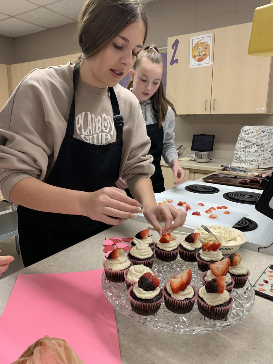 KDaneFACS's tweet photo. Cupcake wars on #CreativeFoods today was a #win! I am real impressed with some of these ๐๐ง๐๐น excellent work! #FCS #CTE #cupcake #CupcakeWars #KitchenSkills #KnifeSkills #GSLcultureofsuccess #creative #beautiful #delicious #FoodArt https://t.co/cq9zu2AmiS